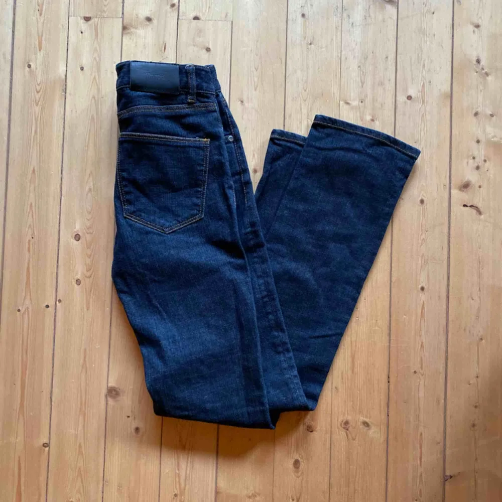 Jeans från Whyred i extremt bra skick, knappt använda. Stretchiga men av ”ordentligt” jeanstyg. Köparen står för frakt 📦 tar swish 💕. Jeans & Byxor.