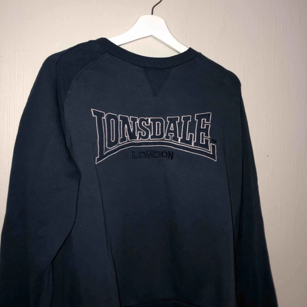 Vintage marinblå Lonsdale sweatshirt. Modellen är oversized. Frakten är inkl i priset. 🔥. Hoodies.