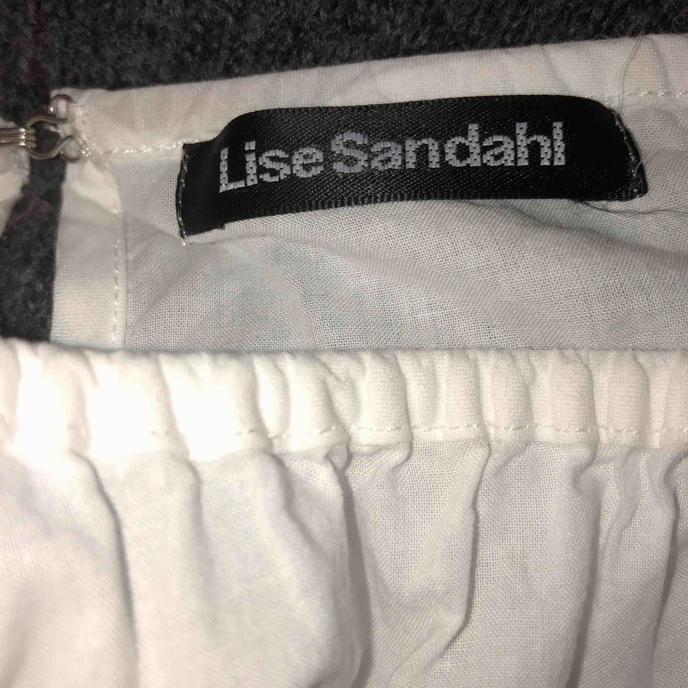 Säljer en favoritklänning som tyvärr är för liten. Märket är Lise Sandahl. Öppningar vid axeln och ett litet spänne i bak vid nacken. DM för fler bilder:)). Klänningar.