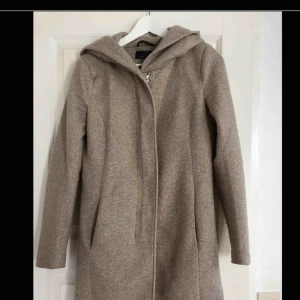  - Kappa från only. Använd fåtal gånger och ganska bra skick. Lite noppriga på armarna men det går att ta bort.  Frakt ingår inte i priset. 