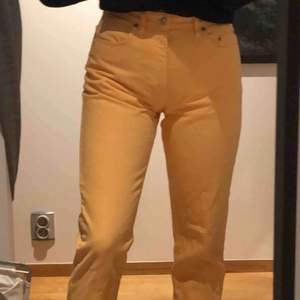 Ett par asballa gula jeans med raka ben från blue family. Säljer då det inte riktigt är min stil. Står W32 men passar mig som har W29. Möts upp eller så står köparen för frakt. 
