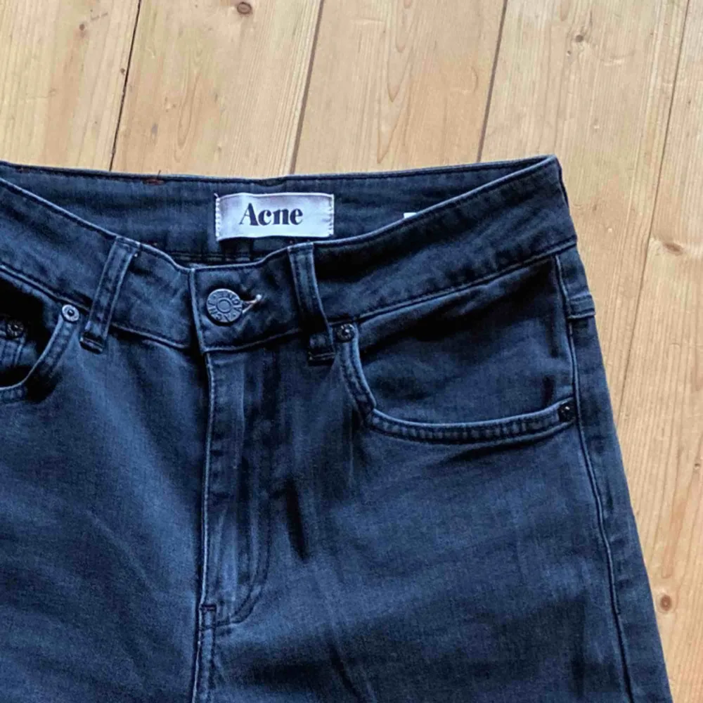 Jeans från Acne i strl 26/32, mjuka och stretchiga. Använda, men i gott skick. Frakt betalas av köpare 📦 tar swish 💕. Jeans & Byxor.