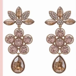  - Lilly and rose örhängen ALDRIG använda. Ask följer självklart med. Kostade ca 1000kr nya