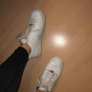  - Säljer mina Nike air force skor som inte kommer till användning längre. Bra skick men ena skon låter lite när man går i dom.