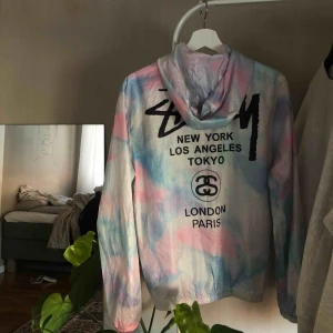  - Tunn blå/rosa stussyjacka, köpt för 600kr och endast provad!!!! Frakt ingår:)  obs pruta!!