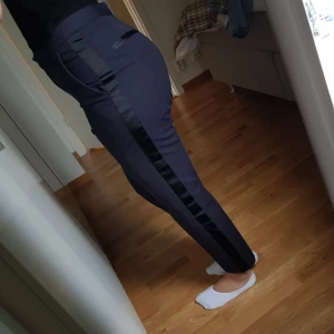  - Sköna Kostymbyxor från ASOS - frakt tillkommer