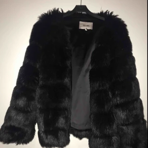  - Päls från Dry Lake, storlek XL. Stängs med hakor på insidan, samt har den två fickor. Köpt hösten 2017 och den är sparsamt använd. Väldigt fint skick, några lösa trådar (se bild)