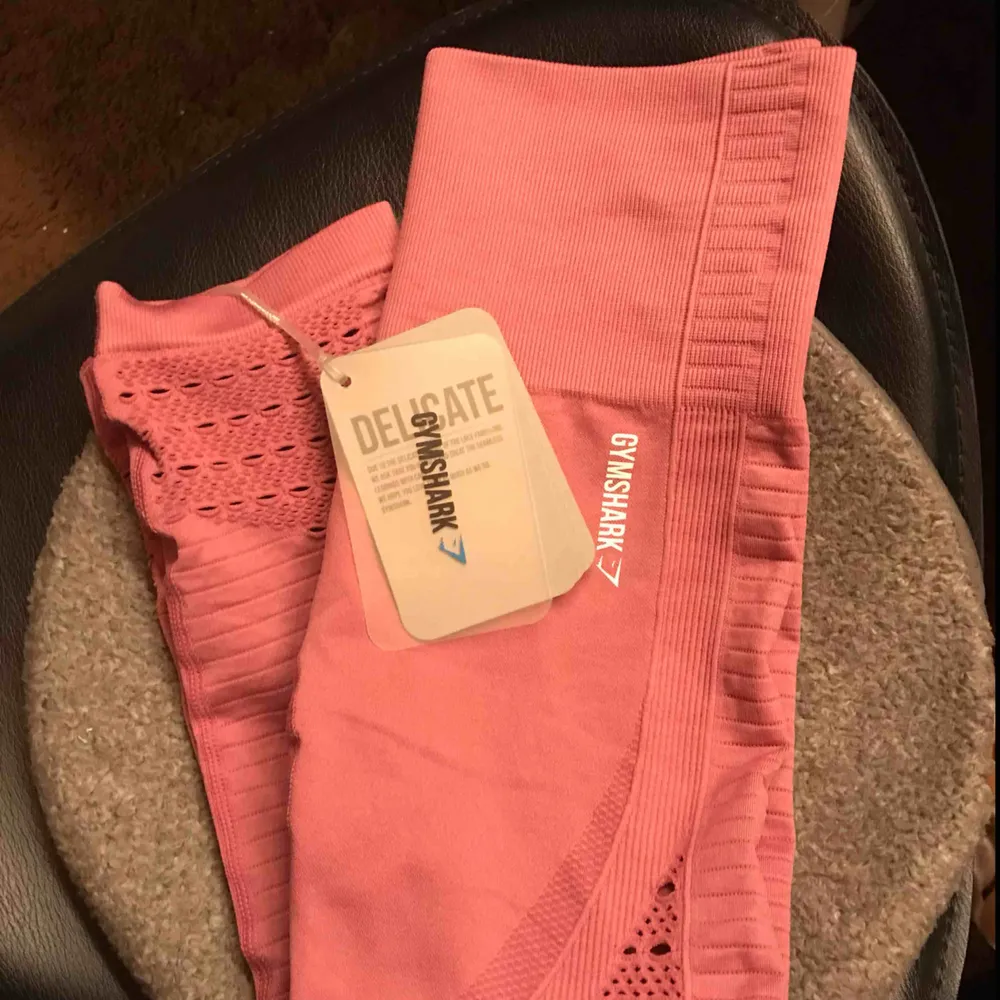 Helt oanvända gymshark byxor med lappen kvar. Färgen är dusky pink. säljer pga fel storlek💞 frakt tillkommer🌸 skriv för mer frågor ☺️. Jeans & Byxor.