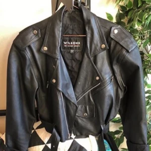 Skinnjacka - Säljer nu min skinnjacka jag köpte förra hösten för  1500:- Den är superfin och i toppskick!! Har bara använt den ett fåtal gånger.  Den är midjekort, i storlek Large och i äkta läder.  Exakta mått står skrivna på en av bilderna :)