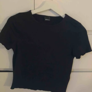  - Croppad topp från Gina Tricot. Sparsamt använd. 50kr + frakt.