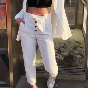  - Snygga och moderna vita byxor! Använda en gång! Frakt tillkommer. 