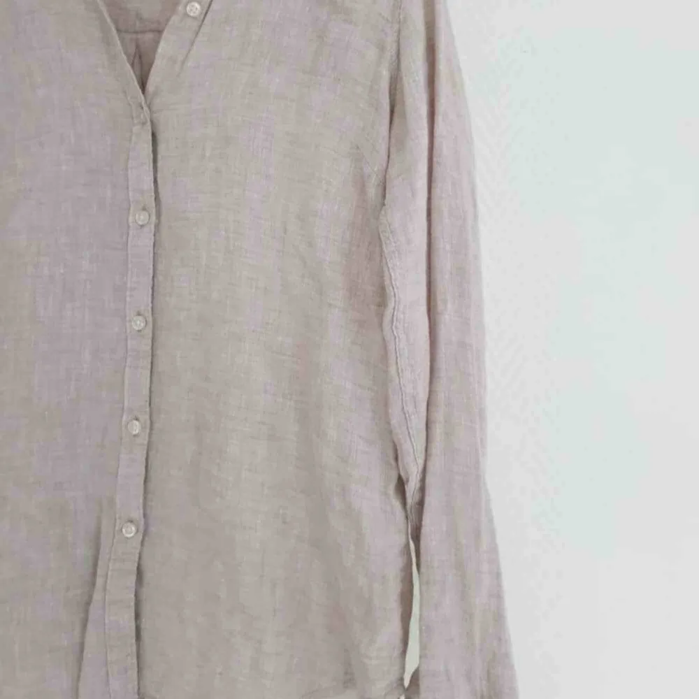 Jätteskön ljusbeige linneskjorta från Gina Tricot. Inte använd mycket så bra skicka. Frakt ingår!. Skjortor.