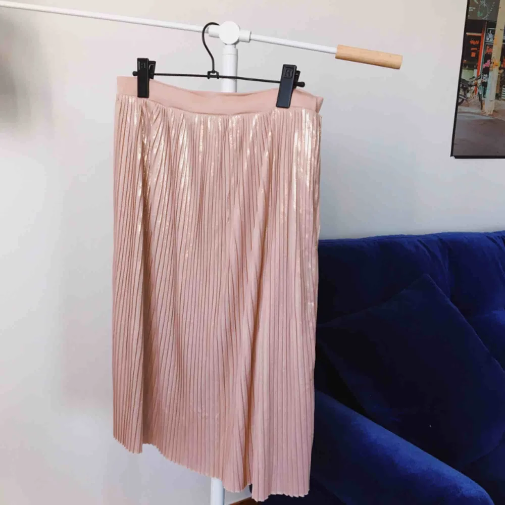 Guldskimrande rosa kjol från Mango. Kan mötas upp i Stockholm eller skickas mot frakt (130kr inkl frakt!) ☺️. Kjolar.