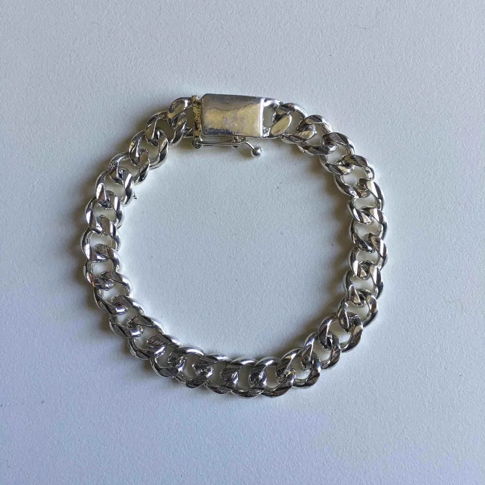 Äkta silver (925) armband. Köparen står för frakt men kan gärna träffas inom Stockholm också. . Accessoarer.