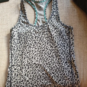  - Träningslinne från H&M, använt 1 gång jättefint skick! Inkl frakt eller möts upp i Örebro 