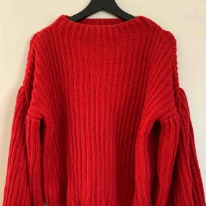  - Jättemysig röd stickad tröja med ballongärmar från NAKD. Använd max 2 gånger.