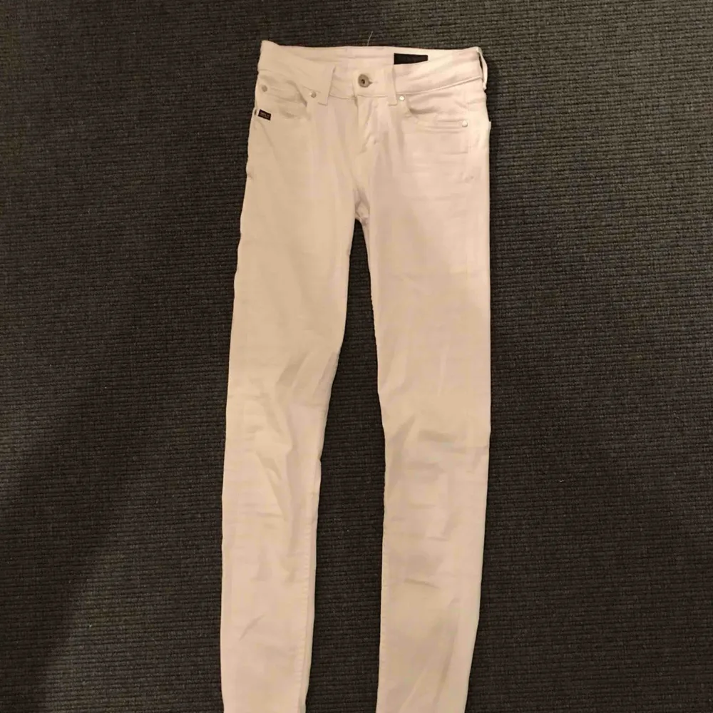 Vita lågmidjade jeans från Tiger of Sweden! Är långa och passar mig som är ca 177cm lång. Använda 2-3 ggr & är i bra skick förutom lite slitningar på tiger of sweden märket där bak☺️ Nypris ca 1200kr. Jeans & Byxor.