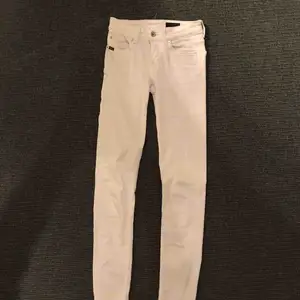Vita lågmidjade jeans från Tiger of Sweden! Är långa och passar mig som är ca 177cm lång. Använda 2-3 ggr & är i bra skick förutom lite slitningar på tiger of sweden märket där bak☺️ Nypris ca 1200kr
