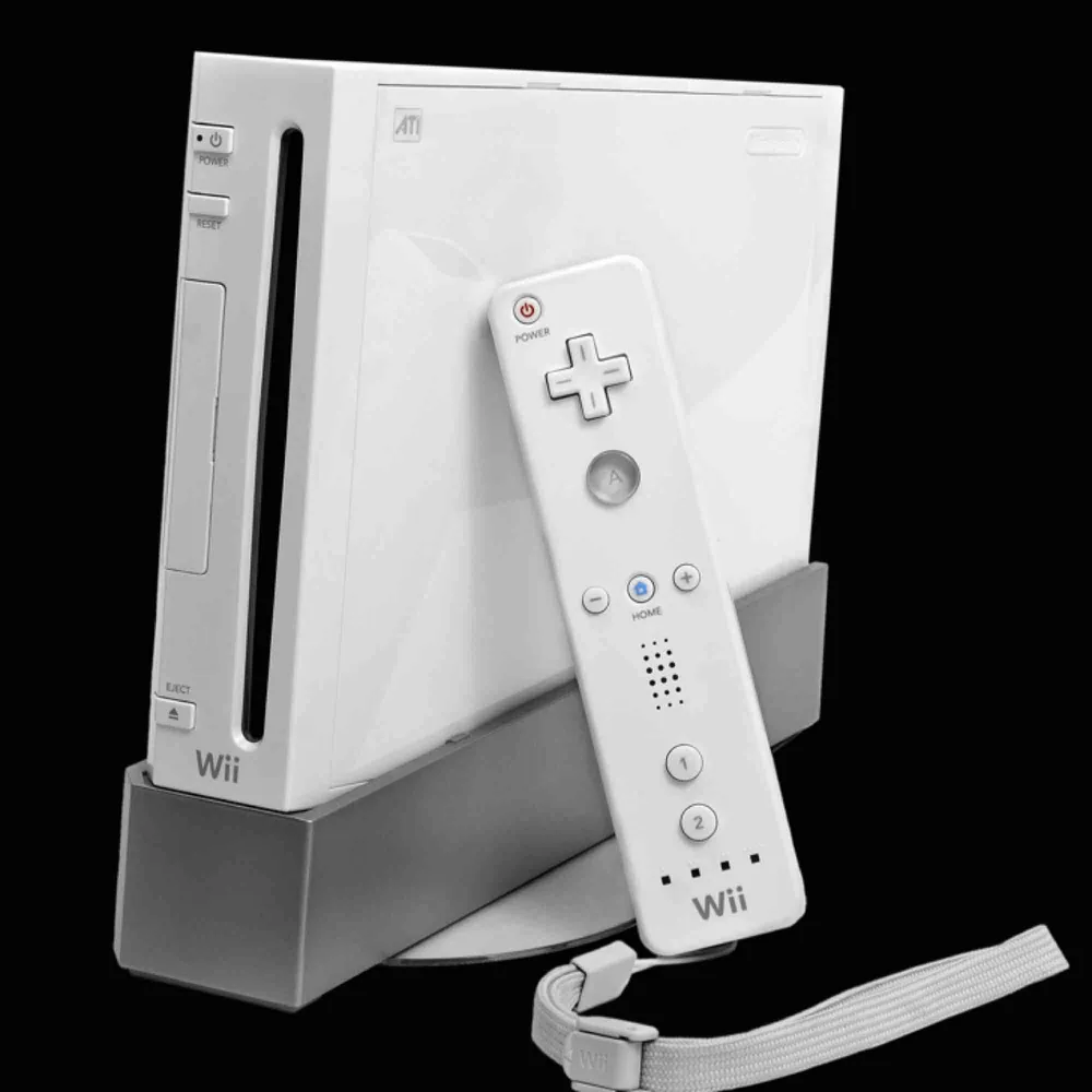 Säljer mitt gamla Wii i hopp om att någon annan använder det mer än mig!! Följer med 2 kontroller samt ett flertal spel. . Övrigt.