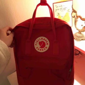  - Jag säljer min röda kånken-ryggsäck från Fjällräven då jag ångrade köpet. I högsta grad av nyskick, passar perfekt till exempelvis skola och jobb. Köparen står för frakt och betalning sker via Swish💞