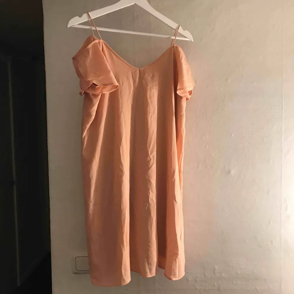 Jätte fin klänning ifrån VILA i typ en aprikosrosa färg. Aldrig använd. Skulle säga att det mer är som en S än XS. Köparen står för frakt. (Skrynklig nu då den legat i en låda sen jag köpte den) . Klänningar.