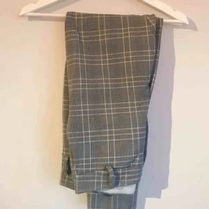  - Rutiga kostymbyxor i stretchigt tyg. Mellanhöga i midjan, supersköna!