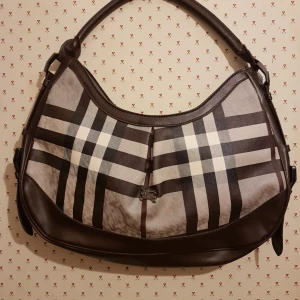  - Burberry handväska som nästan ny