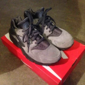  - Nike Huarache sneakers i grå färg. Använda men välskötta och i fint skick. Finns i Sthlm, kan även skickas då köparen står för frakt. 