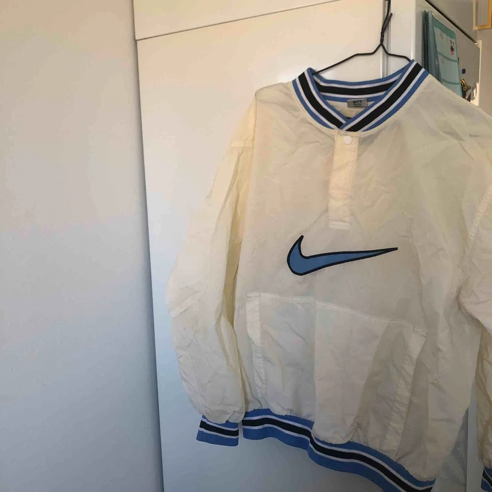 Nike vintage jacka i storlek M. Köpt vintage för 700kr, knappt använd. . Jackor.