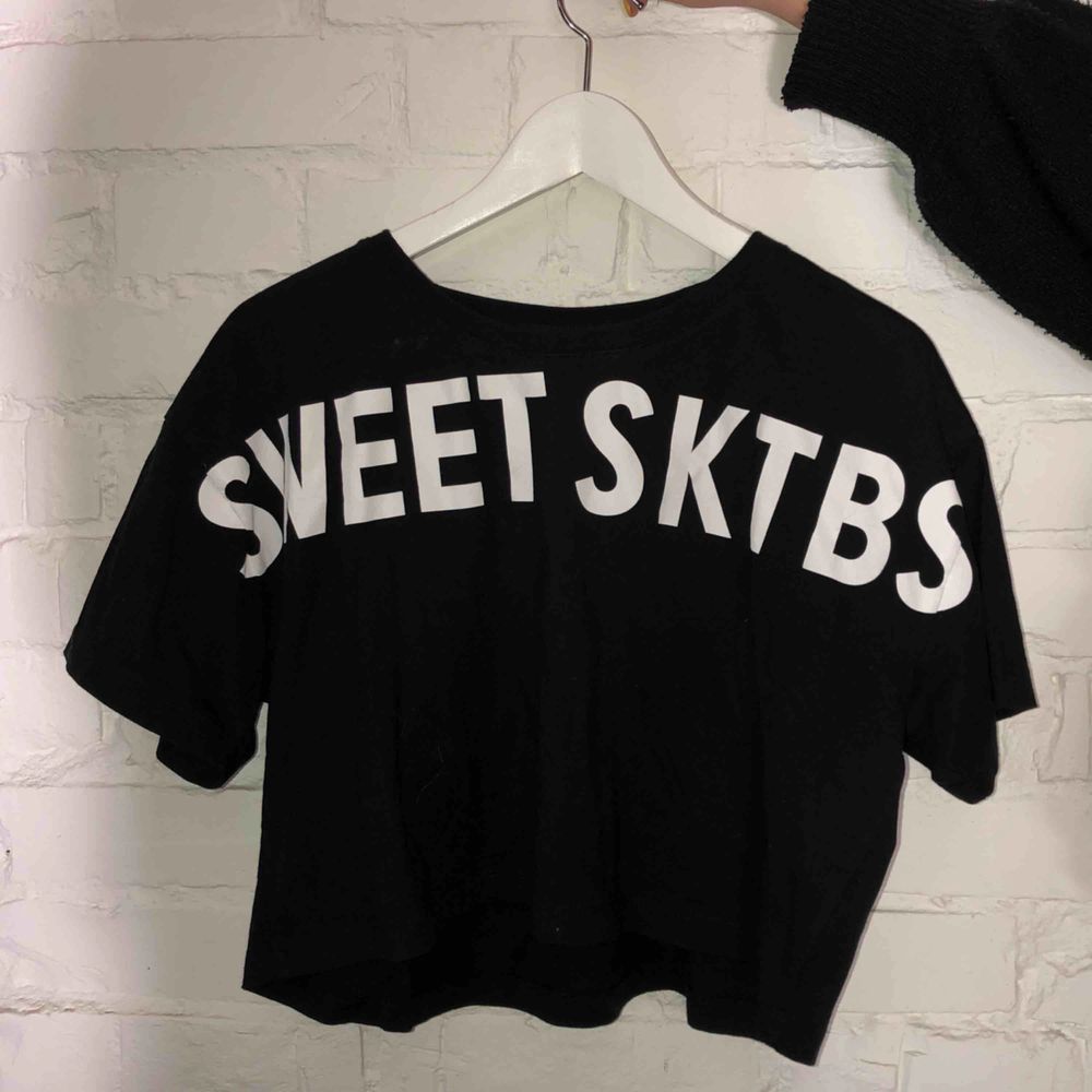 En svart croptop från SWEET SKTBS Använd fåtal gånger. T-shirts.