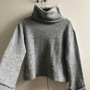  - Snygg stickad tröja som är lite kortare i modellen med hög polo och lita vidare ärmslut. Passar XS/S. Dock lite nopprig som syns på bilderna. Nypris ca 300kr, köpare står för frakt och betalning sker via swish!😊