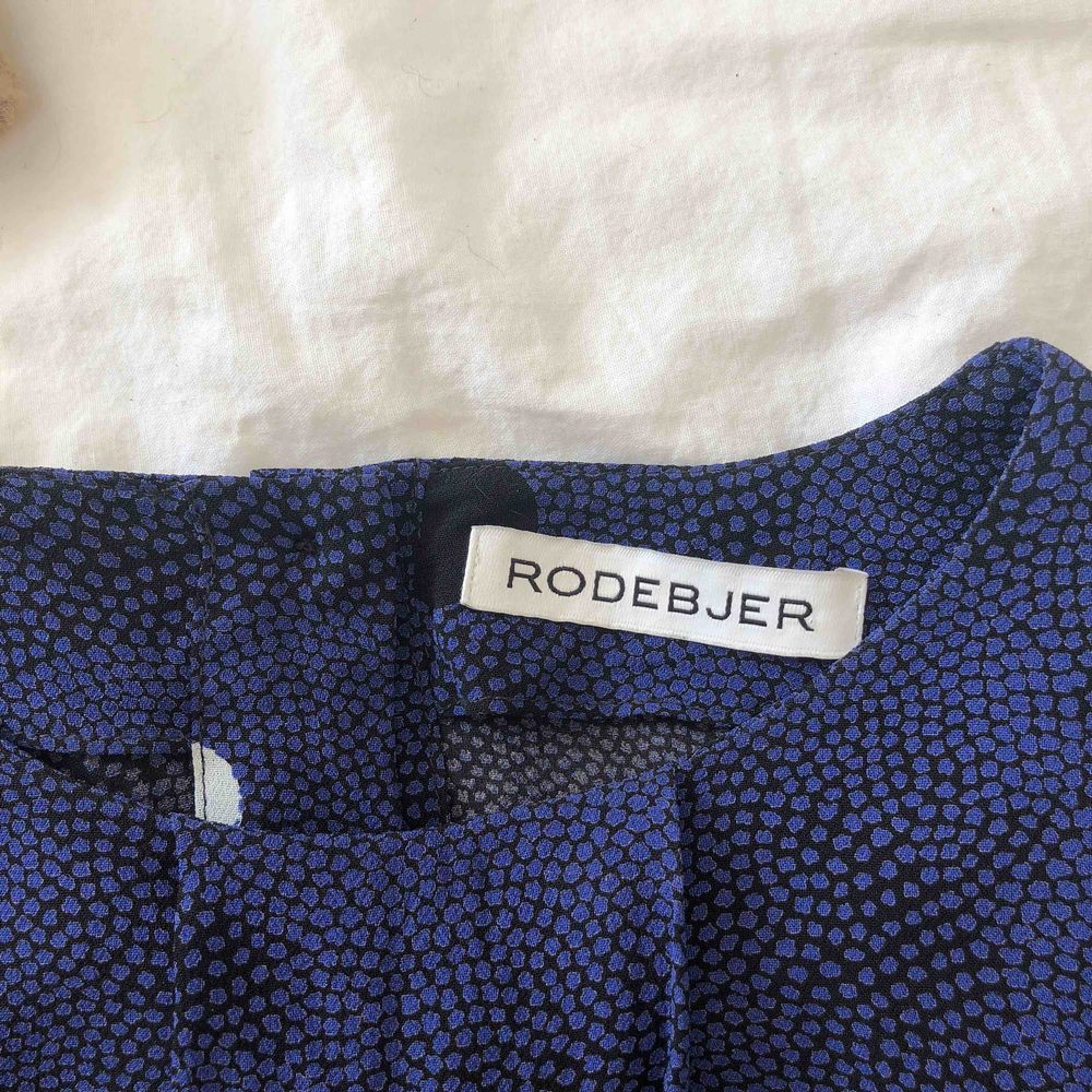 Blå blus med vita prickar i väldigt fin skick från Rodebjer. Köpt för ca 1800. Strl XS!. Blusar.