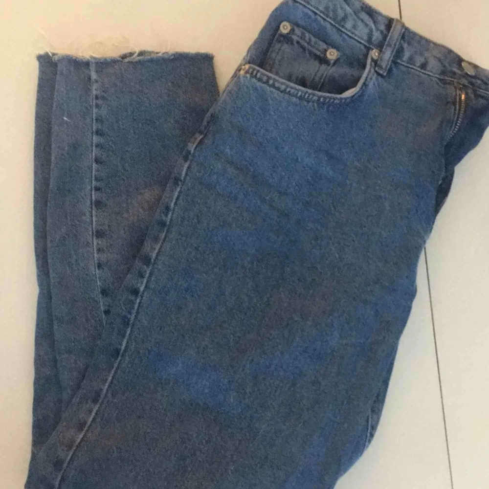 Jättefina mom-jeans, inköpta för ca två veckor sedan. För stora för mig så säljer vidare, köpta från na-kd för 399:-. Finns i Stockholm!. Jeans & Byxor.