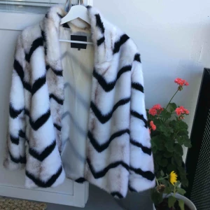  - Jättefin jacka ifrån rut & circle , lite missfärgning på insidan av brun utan sol och även ett litet hål men det är inget som syns på utsidan. Därav det låga priset, nypris var 800kr 