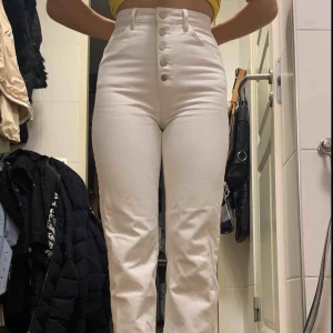  - Högmidjade, vita, raka jeans från Lindex! Använda 2 gånger. Knappar istället för dragkedja & mycket bra kvalite! 