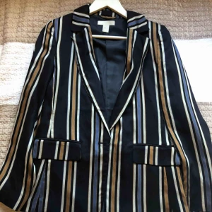  - Garderobsrensning! Kavaj fr H&M i strl 36! Kan skickas med spårbar frakt vid efterfrågan! Kan även mötas i Sthlm. Skriv för fler bilder. Säljer matchande byxor.