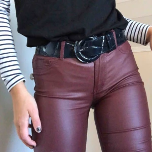  - Ascoola röda skinnbyxor (fake), säljer pga inte min stil längre, frakt tillkommer :-p
