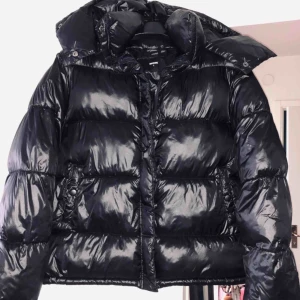  - Dunjacka från Bikbok. Jag är en storlek S och har använt den som oversize. Jag kan mötas upp i Stockholm annars står köparen för frakten.