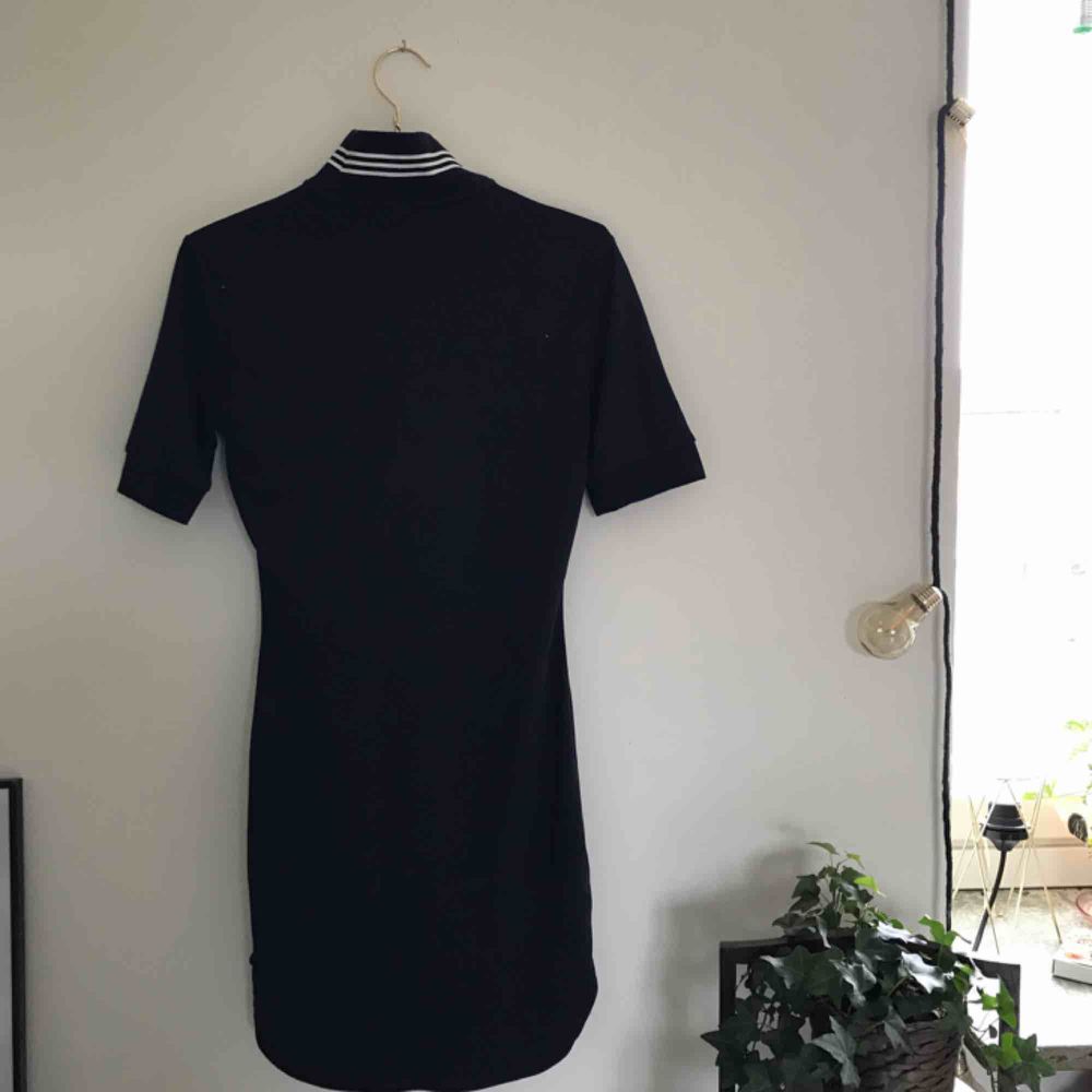 Jättesnygg Adidas-klänning. Cool form och krage med dragkedja. Använd max 5 gånger, så i väldigt bra skick! Funkar på de som har 32/34/36 skulle jag säga, den sitter snyggt oversized! Kan mötas upp i Göteborg, annats står köparen för frakten!!❤️. Klänningar.