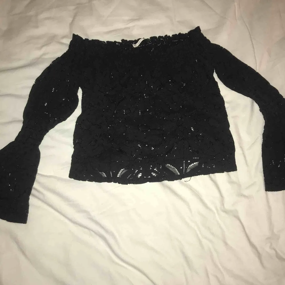 Svart kort spetstopp från zara med off-shoulder modell. Toppen har resår runt axlarna samt vid armvecket. Knappt använd . Toppar.