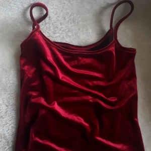  - Skönt röd sammets linne. 