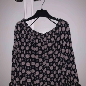  - Offshoulder i använt skick, men utan några fel. Frakt tillkommer<3