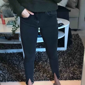  - Det är ett par svarta jeans med slits frampå, från zara! Super bra sick använda max 2 gånger 