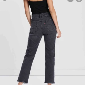  - Svart/grå Levi’s jeans. Endast använda 2 gånger. Passar XS eller liteN SMALL. Säljer på grund av för små. Köpta för 1099kr säljer för 249kr. Köparen står för frakten💘