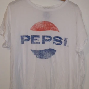  - Pepsi-tröja, skönt mjukt materia, perfekt för strand /sommar Fin att knyta / stoppa in Använd men fortfarande bra kvalité 