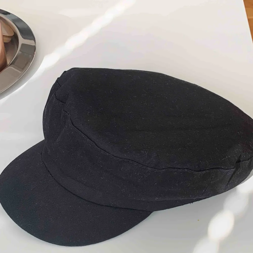 Svart hatt från zara endast använd en gång. Den är i väldigt bra skick och är i storlek S.. Accessoarer.