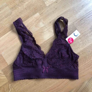  - Vinröd spetstopp från Cubus. Oanvänd med prislapp kvar❣️