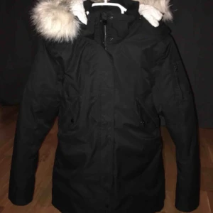  - Varm vinterjacka, fodrad inne! Använd fåtals gånger. Storlek 158, funkar för båda killar och tjejer!  