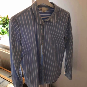  - Super fin blåvit randig skjorta som passar perfekt till alla tillfällen!! ❤️