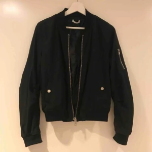  - Svart jacka. Kan mötas upp i Gbg, annars tillkommer frakt✨